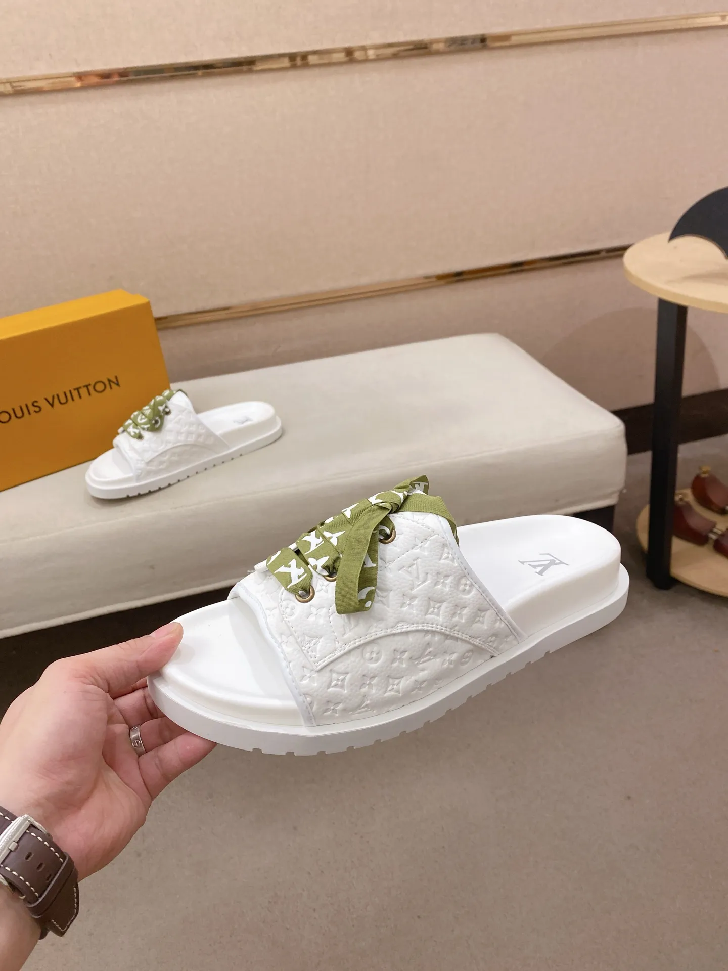 Men's shoes 💰: 340💰Made by LV🔍Top purchasing agents. Men's spring and summer slippers are available at the same counter. The uppers are imported cowhide from Italy, with logo graphics and high-quality craftsmanship. Soles: original soles specially provided by the original factory. Exclusive movable molded soles are super comfortable. Original goods follow orders. 🔍🔍High quality. You can enter and exit the counter at will. Welcome to compare. Size 38-44.